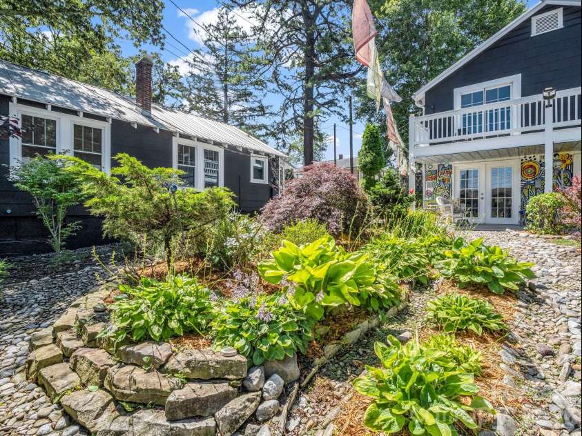 302 Davis Street, Hendersonville, NC 28739.  MLS# CAR4390910, YatesRealty ID 32461. 