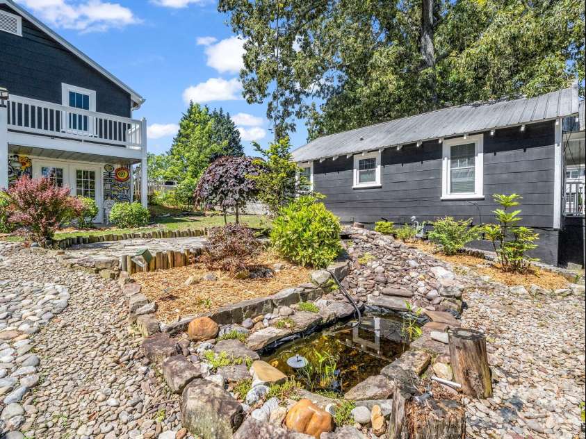 302 Davis Street, Hendersonville, NC 28739.  MLS# CAR4390910, YatesRealty ID 32461. 