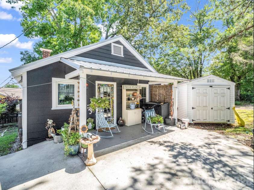 302 Davis Street, Hendersonville, NC 28739.  MLS# CAR4390910, YatesRealty ID 32461. 