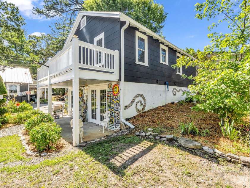 302 Davis Street, Hendersonville, NC 28739.  MLS# CAR4390910, YatesRealty ID 32461. 