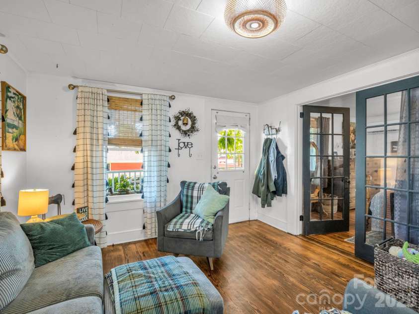 302 Davis Street, Hendersonville, NC 28739.  MLS# CAR4390910, YatesRealty ID 32461. 