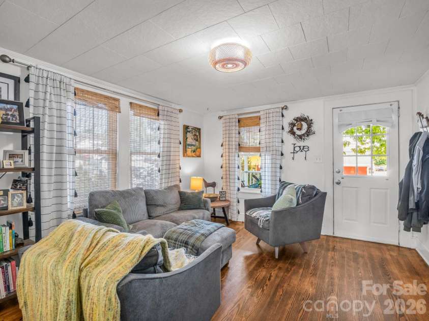 302 Davis Street, Hendersonville, NC 28739.  MLS# CAR4390910, YatesRealty ID 32461. 