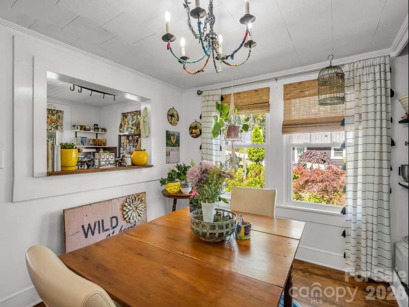 302 Davis Street, Hendersonville, NC 28739.  MLS# CAR4390910, YatesRealty ID 32461. 
