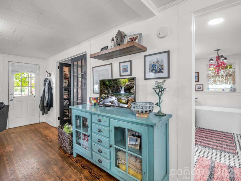 302 Davis Street, Hendersonville, NC 28739.  MLS# CAR4390910, YatesRealty ID 32461. 