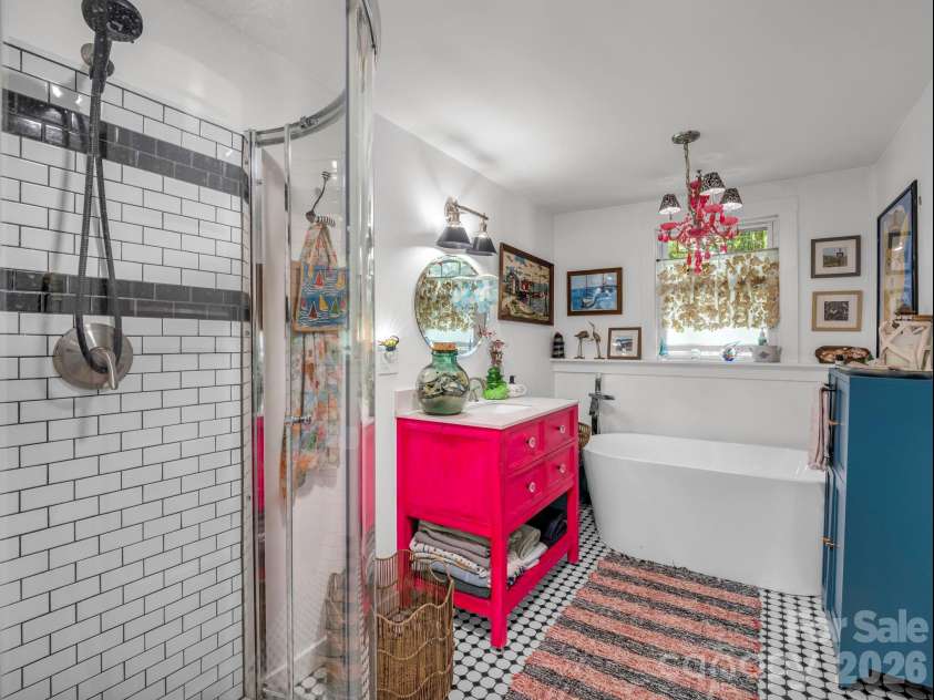 302 Davis Street, Hendersonville, NC 28739.  MLS# CAR4390910, YatesRealty ID 32461. 
