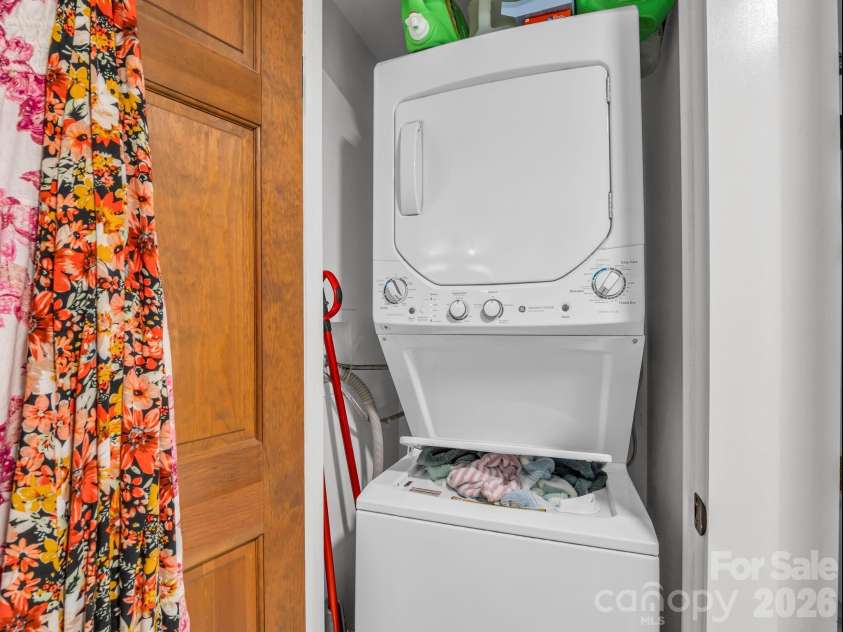 302 Davis Street, Hendersonville, NC 28739.  MLS# CAR4390910, YatesRealty ID 32461. 