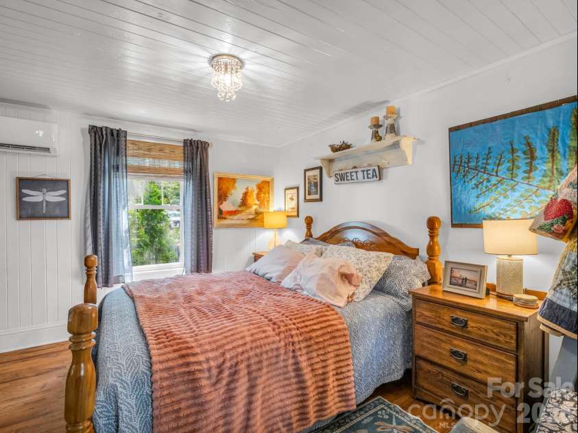 302 Davis Street, Hendersonville, NC 28739.  MLS# CAR4390910, YatesRealty ID 32461. 