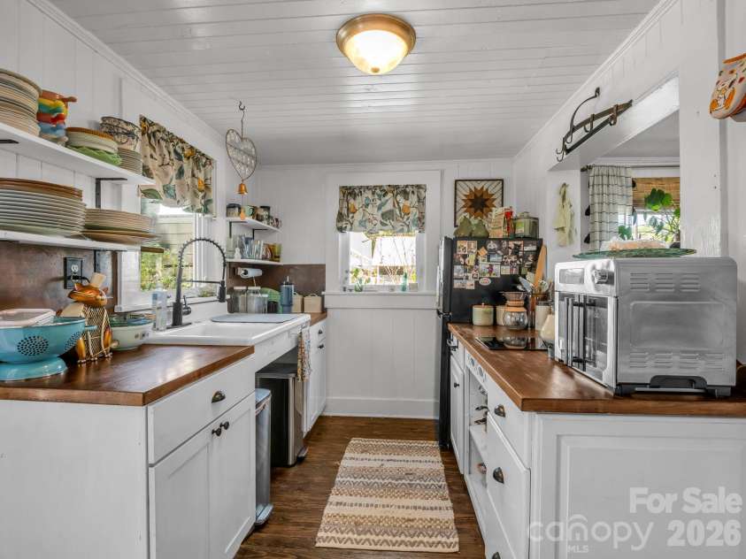 302 Davis Street, Hendersonville, NC 28739.  MLS# CAR4390910, YatesRealty ID 32461. 