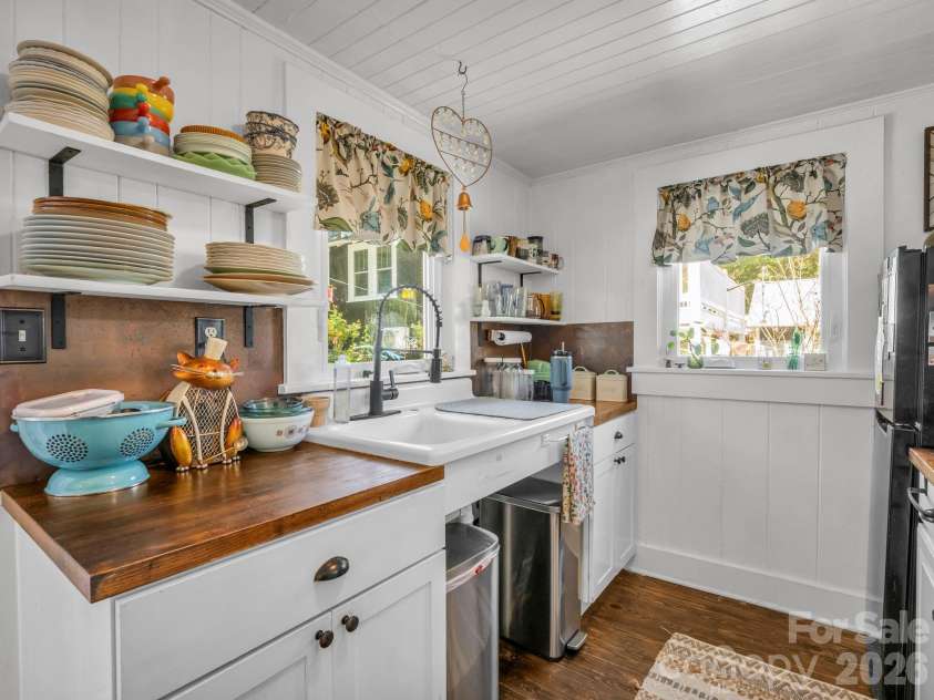 302 Davis Street, Hendersonville, NC 28739.  MLS# CAR4390910, YatesRealty ID 32461. 