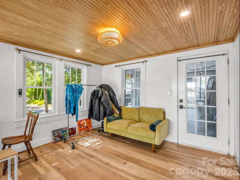 302 Davis Street, Hendersonville, NC 28739.  MLS# CAR4390910, YatesRealty ID 32461. 