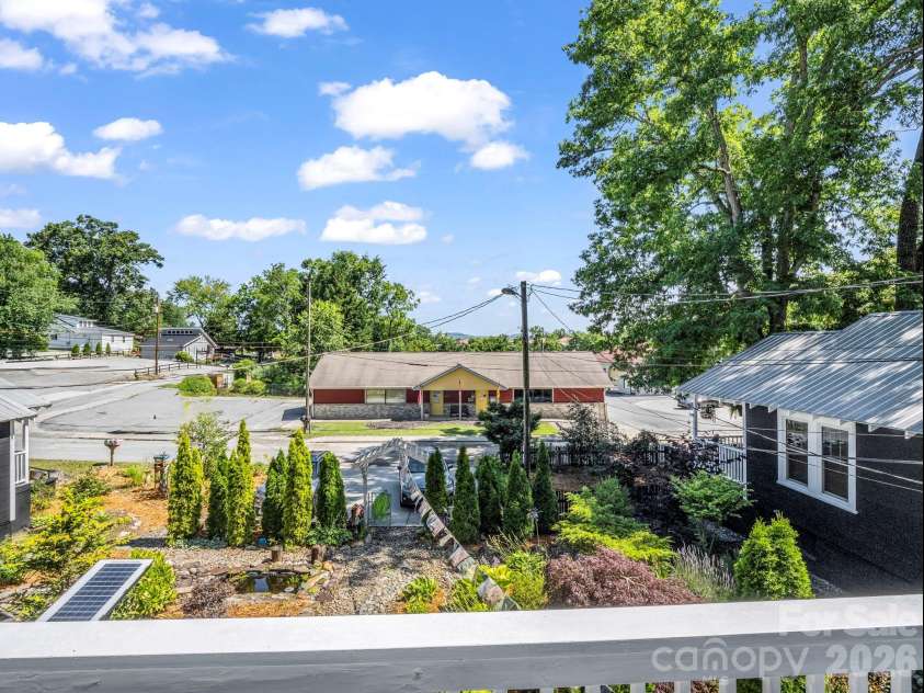 302 Davis Street, Hendersonville, NC 28739.  MLS# CAR4390910, YatesRealty ID 32461. 