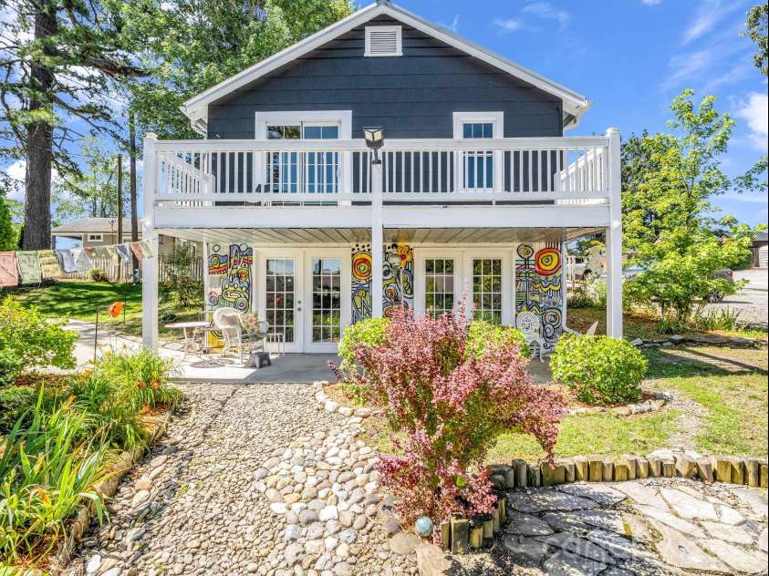302 Davis Street, Hendersonville, NC 28739.  MLS# CAR4390910, YatesRealty ID 32461. 