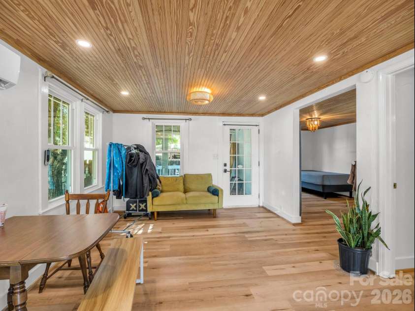 302 Davis Street, Hendersonville, NC 28739.  MLS# CAR4390910, YatesRealty ID 32461. 