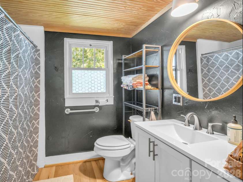 302 Davis Street, Hendersonville, NC 28739.  MLS# CAR4390910, YatesRealty ID 32461. 