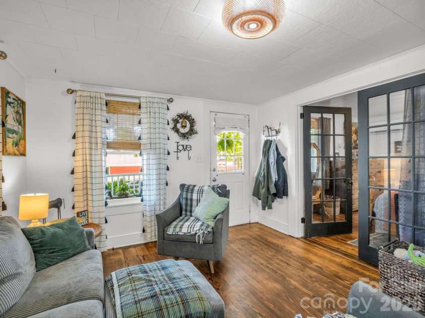302 Davis Street, Hendersonville, NC 28739.  MLS# CAR4390910, YatesRealty ID 32461. 