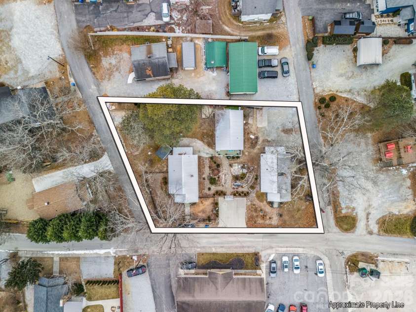 302 Davis Street, Hendersonville, NC 28739.  MLS# CAR4390910, YatesRealty ID 32461. 