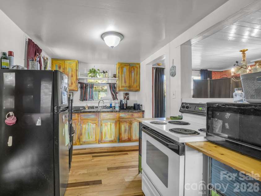 302 Davis Street, Hendersonville, NC 28739.  MLS# CAR4390910, YatesRealty ID 32461. 