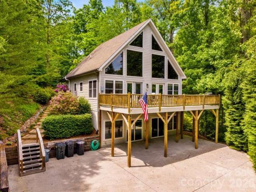 19 Holly Crest Lane, Fairview, NC 28730.  MLS# CAR4395900, YatesRealty ID 32462. 