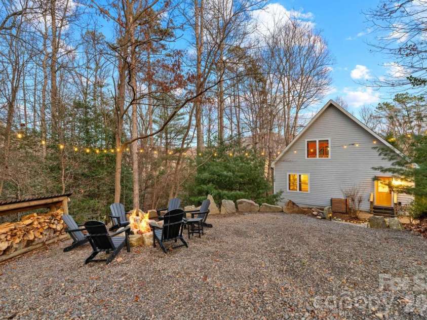 19 Holly Crest Lane, Fairview, NC 28730.  MLS# CAR4395900, YatesRealty ID 32462. 
