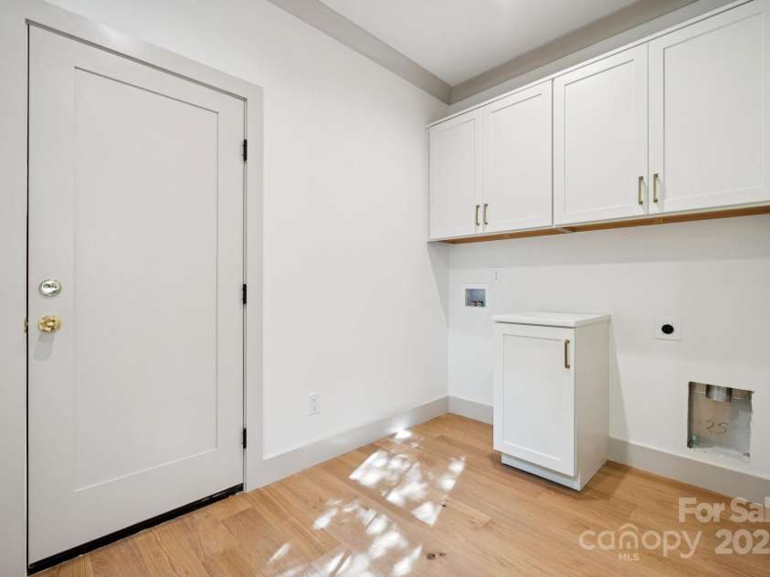 3923 Tresevant Avenue, Charlotte, NC 28208.  MLS# CAR4292066, YatesRealty ID 32464. Downstairs Laundry