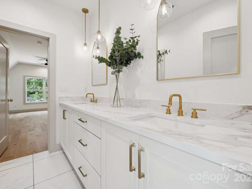 3923 Tresevant Avenue, Charlotte, NC 28208.  MLS# CAR4292066, YatesRealty ID 32464. Jack & Jill Bath