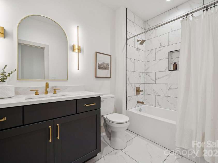 3923 Tresevant Avenue, Charlotte, NC 28208.  MLS# CAR4292066, YatesRealty ID 32464. Upstairs Hall Bath
