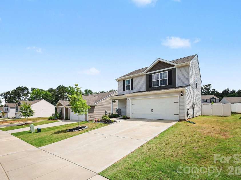 562 Lamorak Place, Richburg, SC 29729.  MLS# CAR4389679, YatesRealty ID 32464. Flat front and backyard