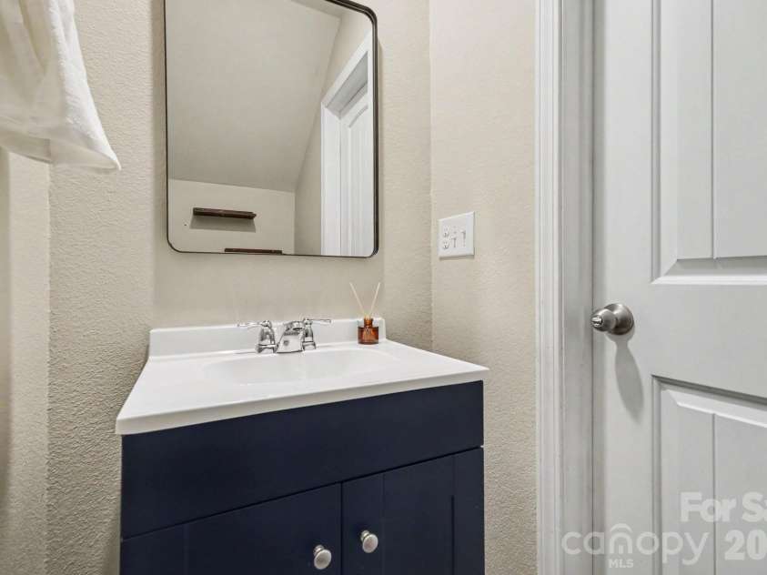 562 Lamorak Place, Richburg, SC 29729.  MLS# CAR4389679, YatesRealty ID 32464. Half bath downstairs