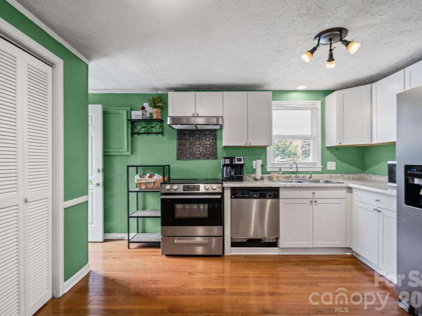 121 Morris Avenue, Mount Holly, NC 28120.  MLS# CAR4353340, YatesRealty ID 3247. Kitchen