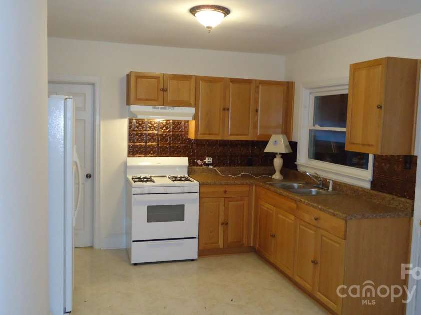 1646 Arnold Drive, Charlotte, NC 28205.  MLS# CAR4292951, YatesRealty ID 32473. 