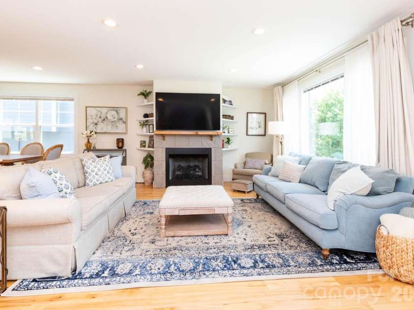 32 Greenwood Fields Drive, Asheville, NC 28804.  MLS# CAR4389638, YatesRealty ID 32475. Living Room