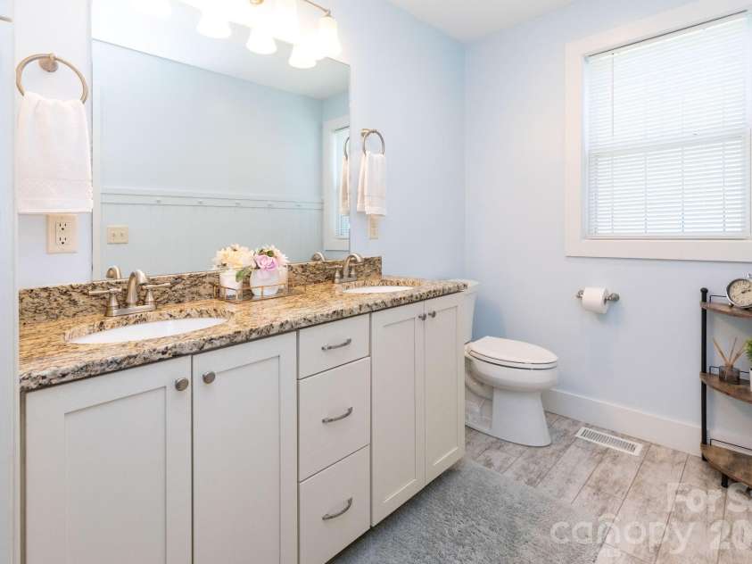 32 Greenwood Fields Drive, Asheville, NC 28804.  MLS# CAR4389638, YatesRealty ID 32475. Primary Bathroom