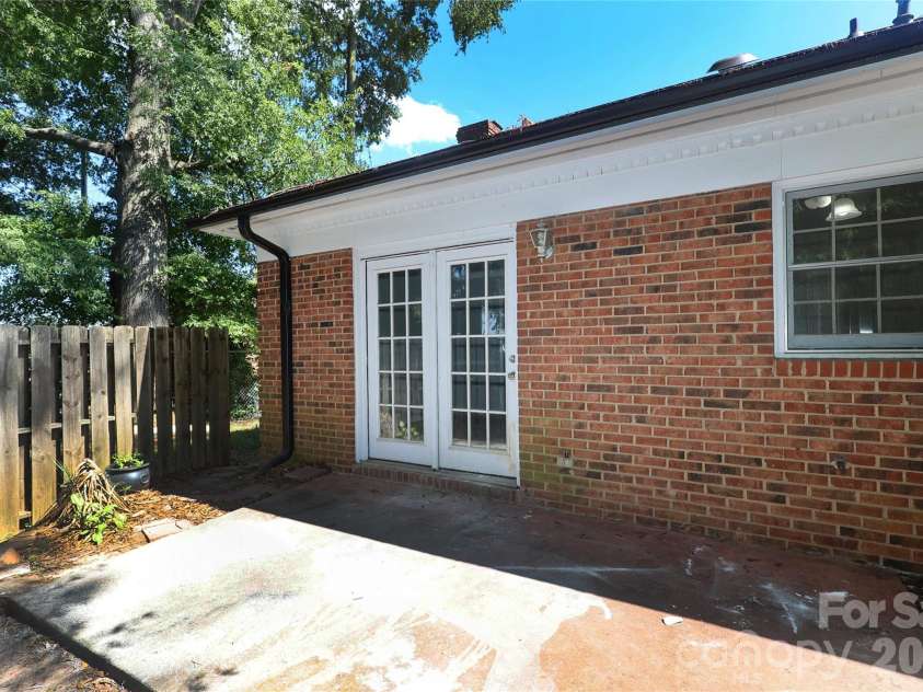 1214 Franklin Boulevard, Gastonia, NC 28054.  MLS# CAR4394025, YatesRealty ID 32477. 
