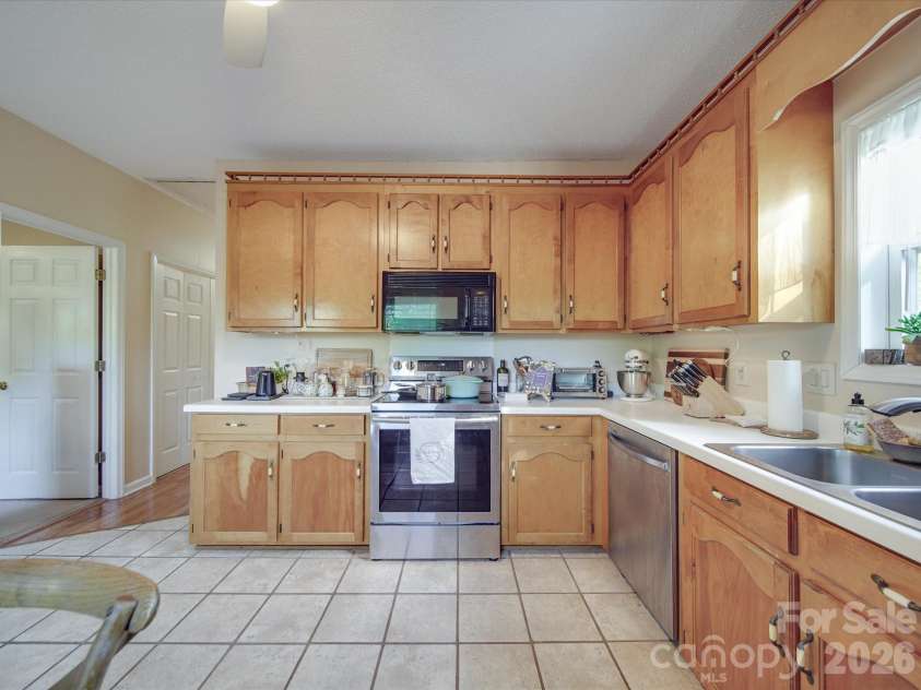 215 6th Street, Belmont, NC 28012.  MLS# CAR4392916, YatesRealty ID 32478. Kitchen
