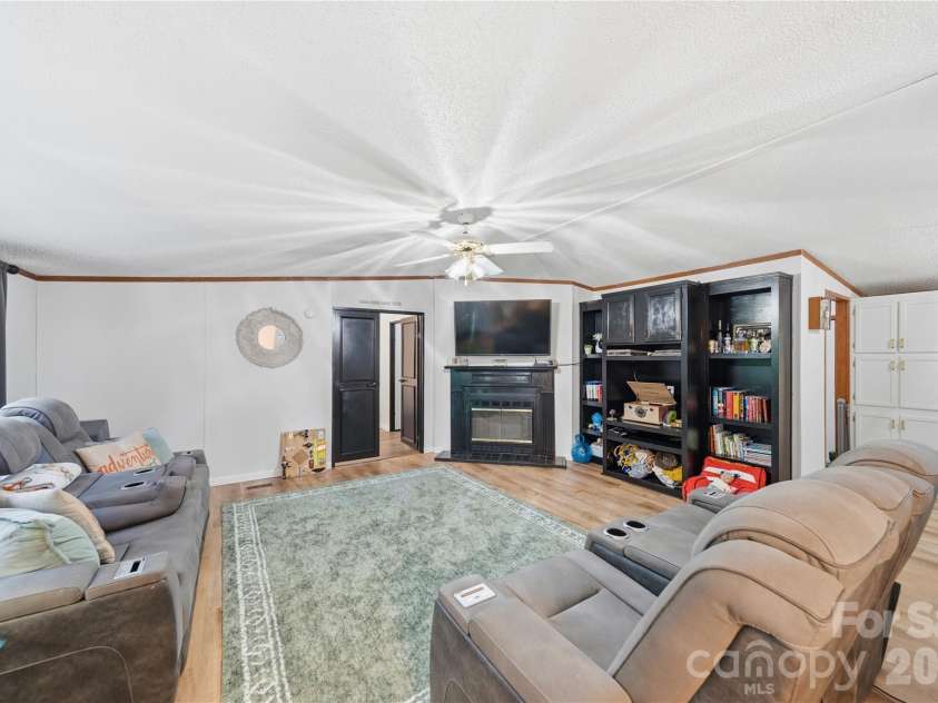 102 Sycamore Drive, Hickory, NC 28601.  MLS# CAR4395897, YatesRealty ID 32480. 