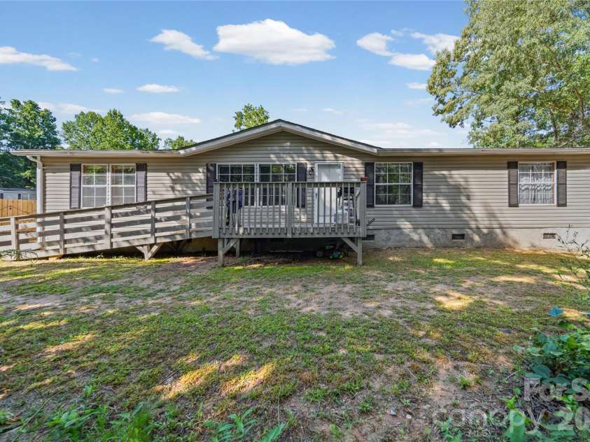 102 Sycamore Drive, Hickory, NC 28601.  MLS# CAR4395897, YatesRealty ID 32480. 