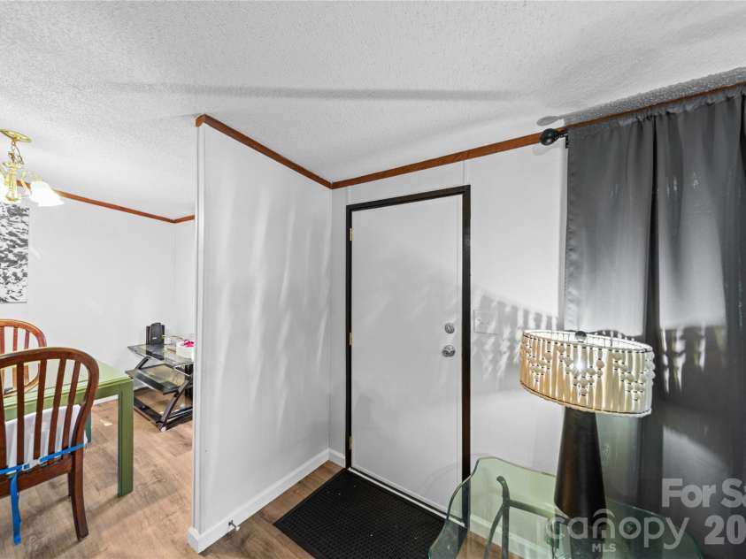 102 Sycamore Drive, Hickory, NC 28601.  MLS# CAR4395897, YatesRealty ID 32480. 