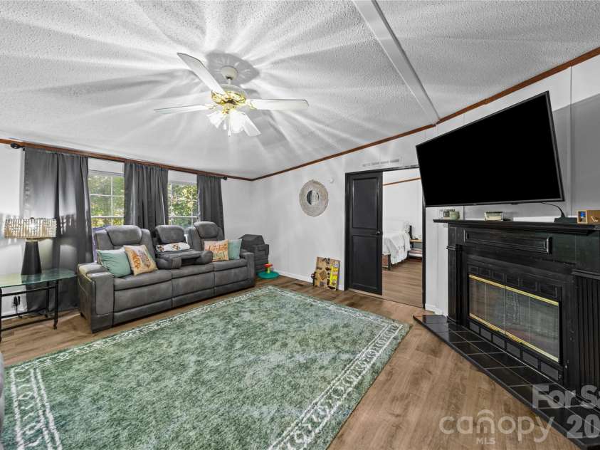 102 Sycamore Drive, Hickory, NC 28601.  MLS# CAR4395897, YatesRealty ID 32480. 