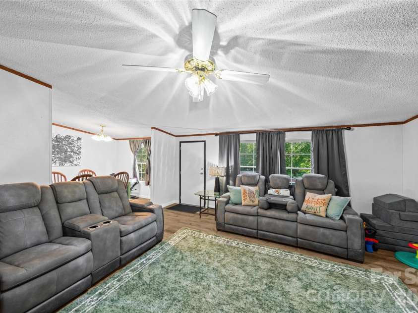 102 Sycamore Drive, Hickory, NC 28601.  MLS# CAR4395897, YatesRealty ID 32480. 