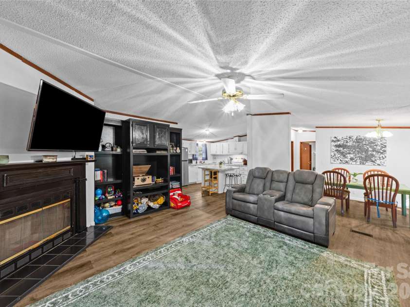 102 Sycamore Drive, Hickory, NC 28601.  MLS# CAR4395897, YatesRealty ID 32480. 