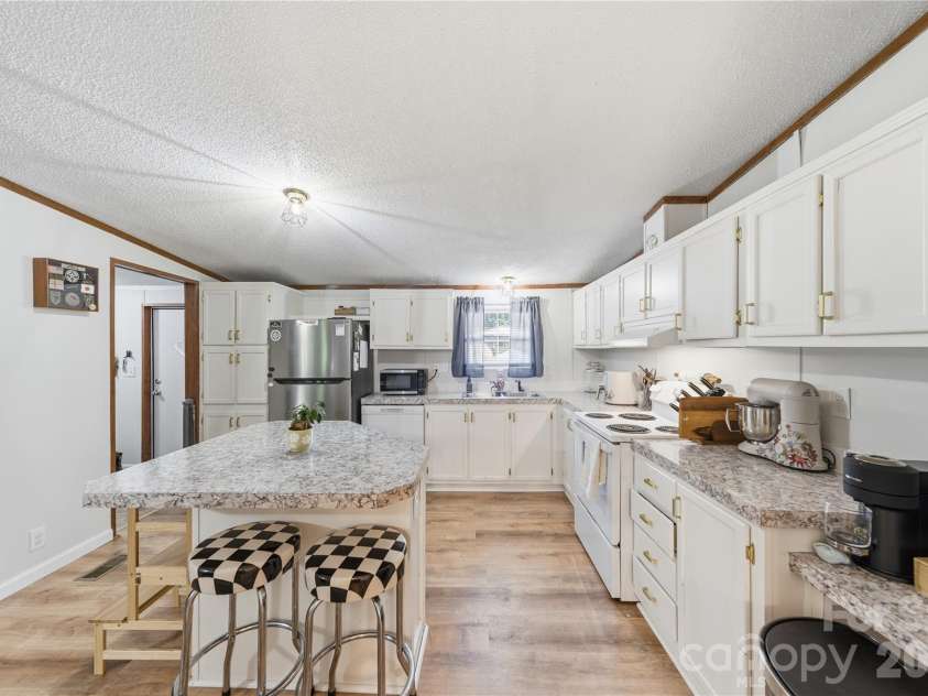 102 Sycamore Drive, Hickory, NC 28601.  MLS# CAR4395897, YatesRealty ID 32480. 