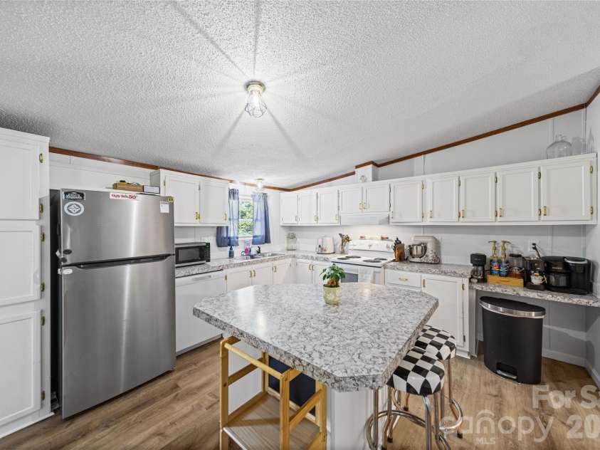 102 Sycamore Drive, Hickory, NC 28601.  MLS# CAR4395897, YatesRealty ID 32480. 
