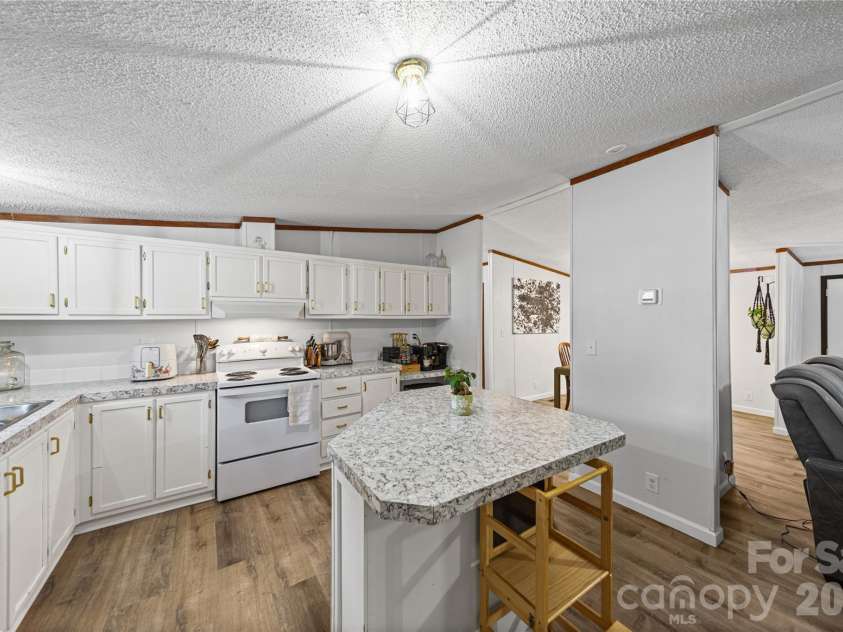 102 Sycamore Drive, Hickory, NC 28601.  MLS# CAR4395897, YatesRealty ID 32480. 