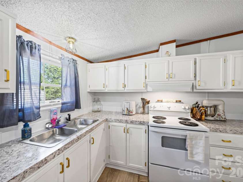 102 Sycamore Drive, Hickory, NC 28601.  MLS# CAR4395897, YatesRealty ID 32480. 