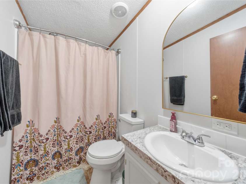 102 Sycamore Drive, Hickory, NC 28601.  MLS# CAR4395897, YatesRealty ID 32480. 