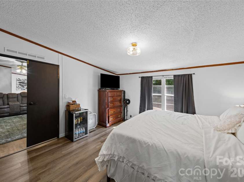 102 Sycamore Drive, Hickory, NC 28601.  MLS# CAR4395897, YatesRealty ID 32480. 