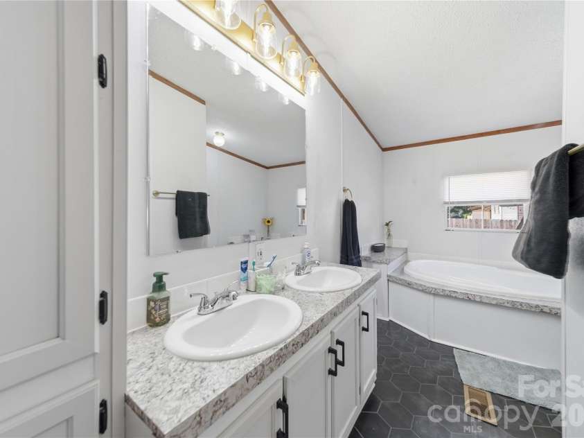 102 Sycamore Drive, Hickory, NC 28601.  MLS# CAR4395897, YatesRealty ID 32480. 