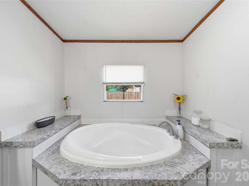 102 Sycamore Drive, Hickory, NC 28601.  MLS# CAR4395897, YatesRealty ID 32480. 
