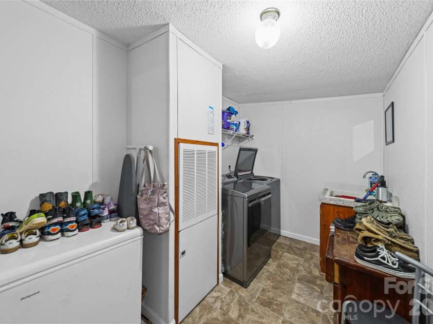 102 Sycamore Drive, Hickory, NC 28601.  MLS# CAR4395897, YatesRealty ID 32480. 