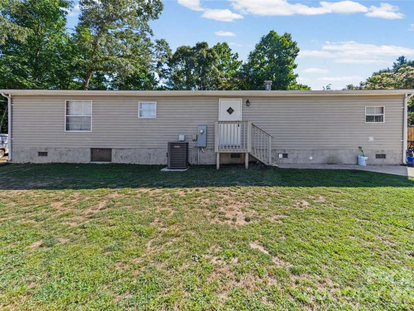 102 Sycamore Drive, Hickory, NC 28601.  MLS# CAR4395897, YatesRealty ID 32480. 